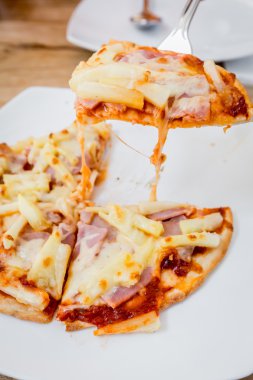 ev yapımı pizza kaldırdı dilim