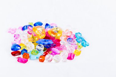 Beyaz arkaplanda izole edilmiş boncuklar