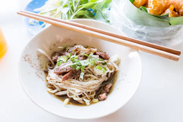 Domuz eti ve domuz eti topları Tay tarzı ile erişte. Tay halklar çağrı B