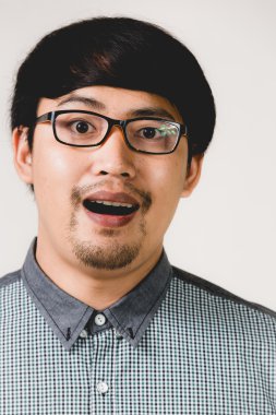 Beyaz sırtında sakallı, kendine güveni tam bir hippi.