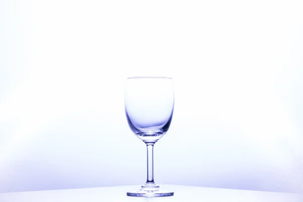Ποτήρι κρασί που τοποθετούνται σε λευκό φόντο. — Φωτογραφία Αρχείου