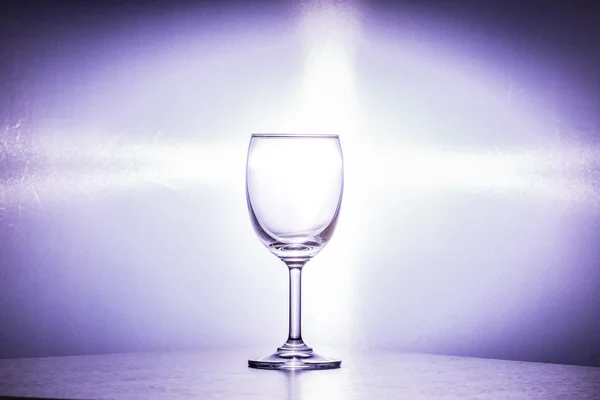 Ποτήρι κρασί που τοποθετούνται σε λευκό φόντο. — Φωτογραφία Αρχείου