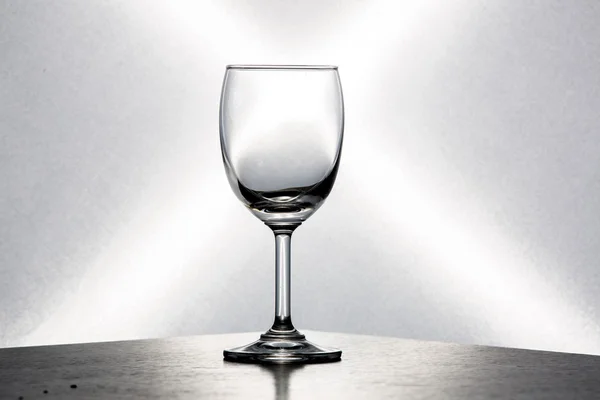 Бокал вина помещен на белом фоне . — стоковое фото