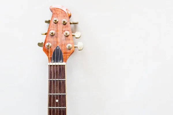 白い背景の上の古典的なアコースティック ギター — ストック写真
