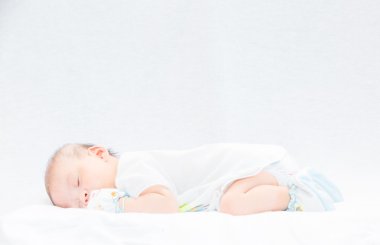 barışçı bebek uyurken bir yatakta yatarken.