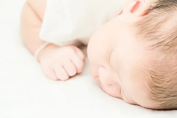 Bambino tranquillo sdraiato su un letto mentre dorme . — Foto Stock