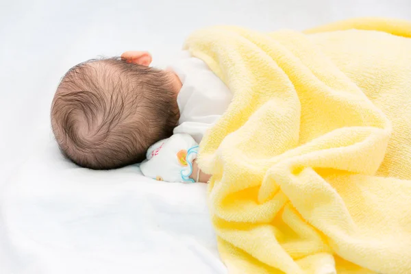 barışçı bebek uyurken bir yatakta yatarken.