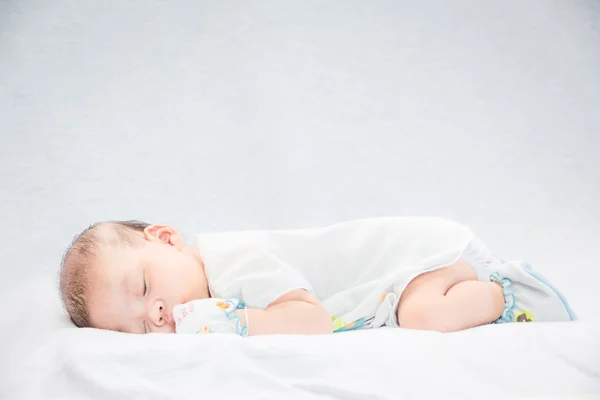 寝ながらベッドに横たわっている静かな赤ちゃん. — ストック写真