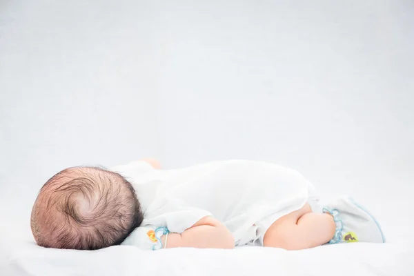 barışçı bebek uyurken bir yatakta yatarken.