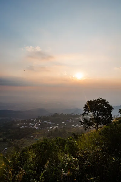 Het landschap foto, mooie ochtend tijdstip-Phu Tub Berk weergave — Stockfoto