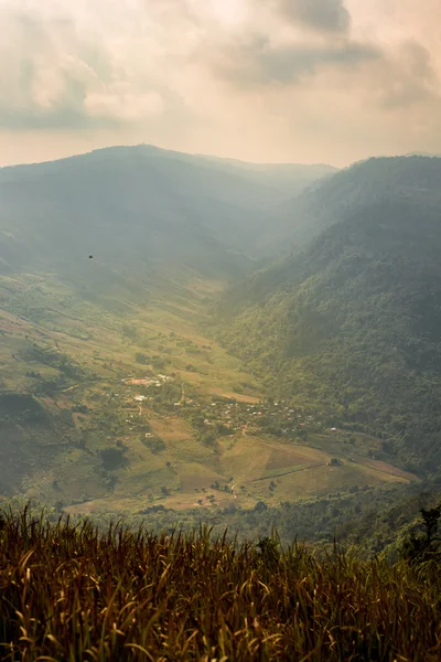 Mooie herfst dorp vallei ligt in het Phu lom lo mounta — Stockfoto