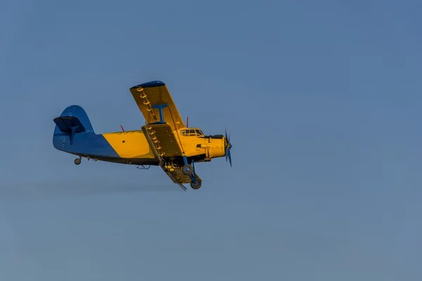 Crop duster spraying crops from the air in the morning light — Stock Photo, Image