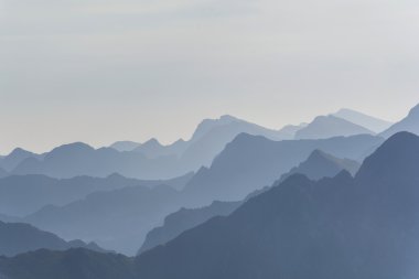 Blue mountains sis Silhouettesilhouette. Sorunsuz arka plan. 