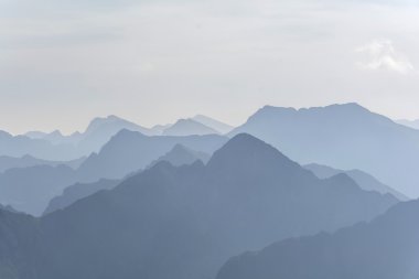 Blue mountains sis Silhouettesilhouette. Sorunsuz arka plan. 