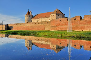  Suda yansıtılmış Castle 