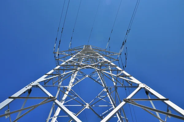 Poste de torre de electricidad de alto voltaje bajo vista — Foto de Stock