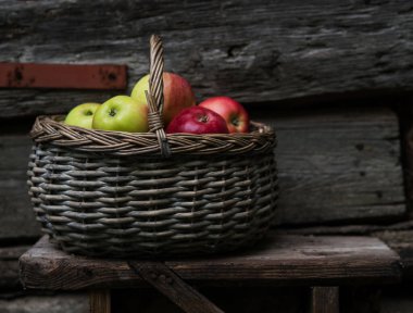 Masada bir sepet elma var.