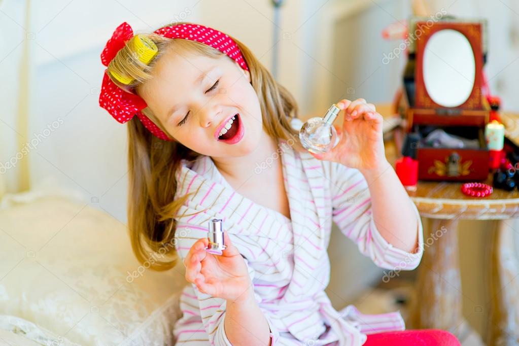 Дезодорант для подростков девочек. Можно использовать девочкам. Bondibon набор детской декоративной косметики eva moda вв1758. Женщина играет с девочкой стоковая. Детские дезодоранты для девочек.