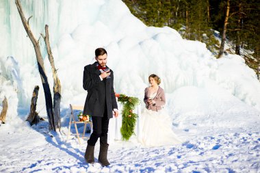 daha önce bir bardak şarap gelinle damat pozlar