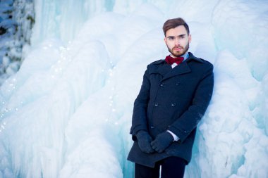 Kışın paltolu genç adam