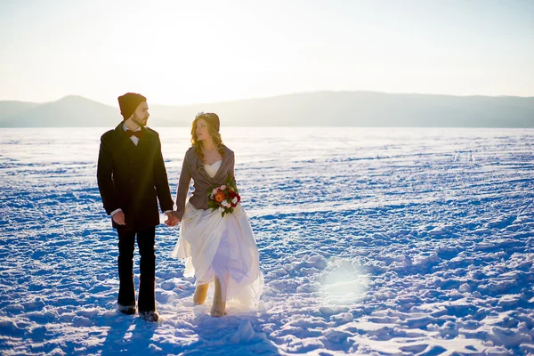 Ženich s nevěstou v zimě — Stock fotografie