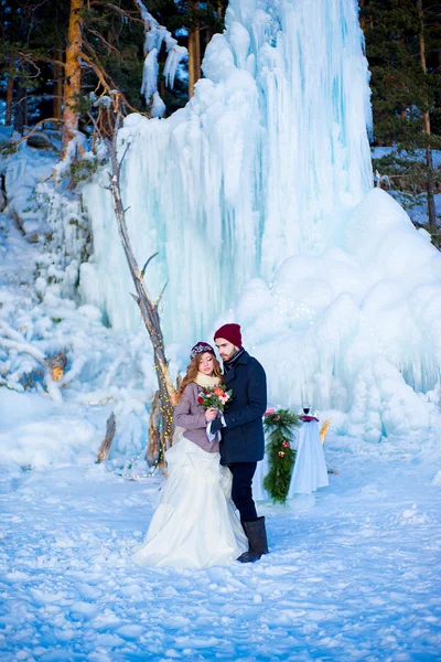 Жених с невестой зимой — стоковое фото