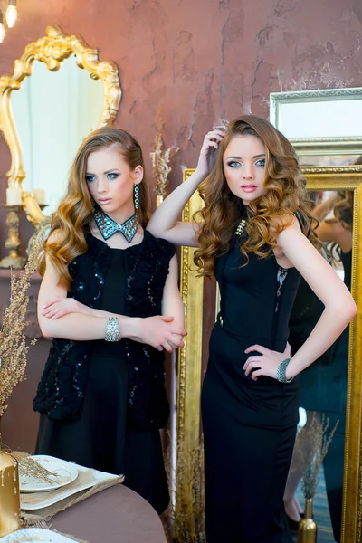 Duas meninas bonitas em vestidos de noite — Fotografia de Stock