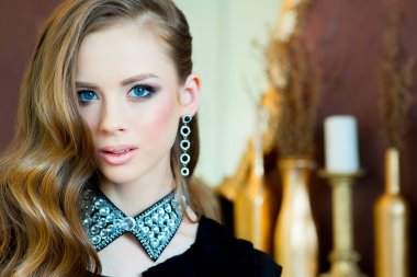 siyah gece elbiseli genç kız