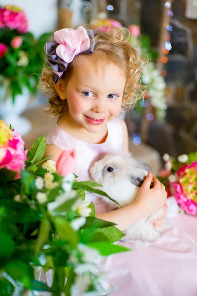 Kleines Mädchen mit einem Kaninchen — Stockfoto