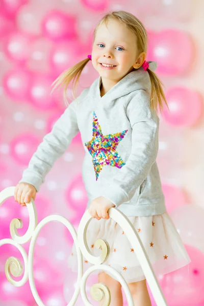 Malá dívka si hraje s růžové bubliny — Stock fotografie