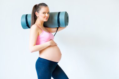 Mat için fitness elinde ile hamile kız 