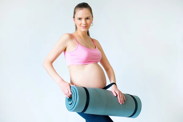 Mat için fitness elinde ile hamile kız — Stok fotoğraf
