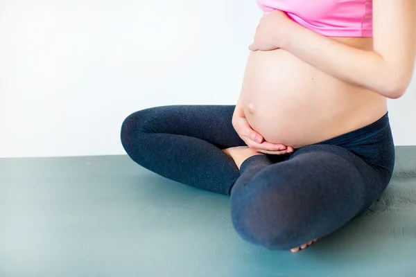 Hamile kadın Yoga ve fitness yapıyor — Stok fotoğraf