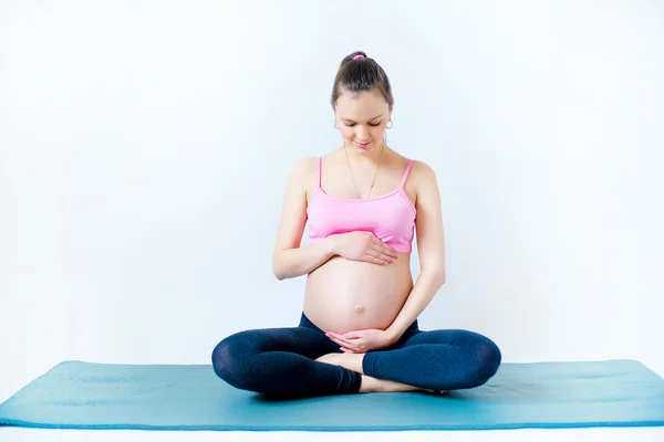 Mujer embarazada en posición de loto —  Fotos de Stock