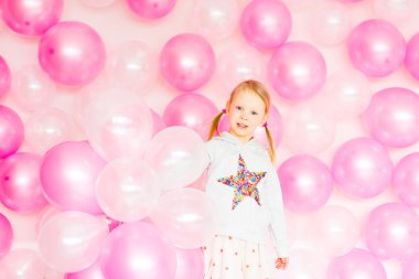 küçük kız pembe balon ile oynamak