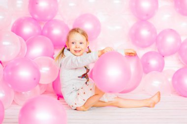 küçük kız pembe balon ile oynamak