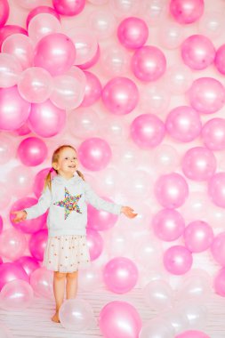 küçük kız pembe balon ile oynamak