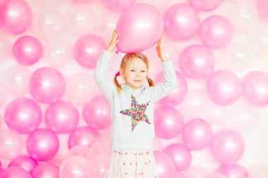 küçük kız pembe balon ile oynamak