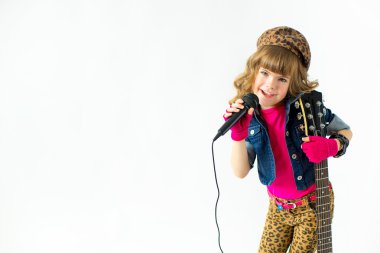 bir mikrofon ile küçük kız