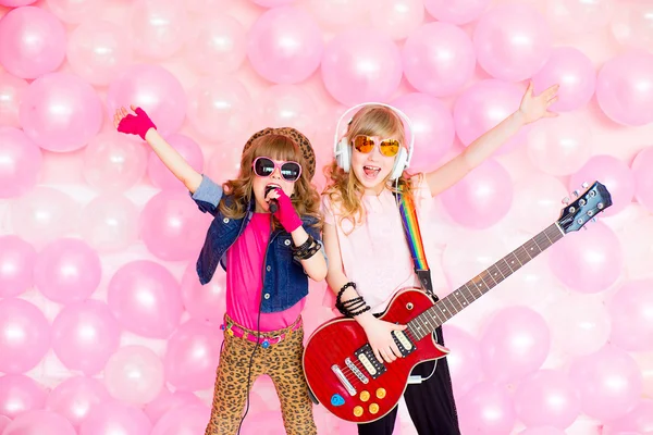 iki küçük kız bir mikrofon ile