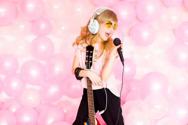 bir mikrofon ile küçük kız