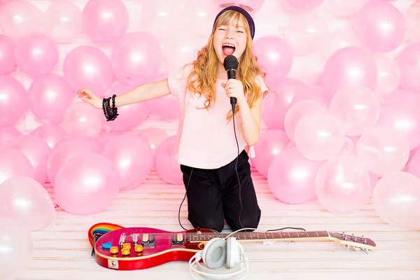 Petite fille avec un microphone — Photo