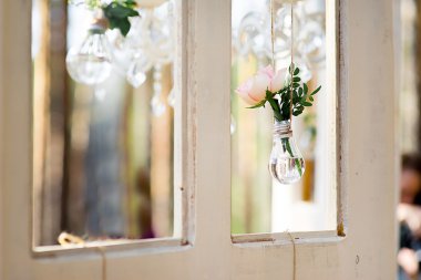 gül cam ampul içinde