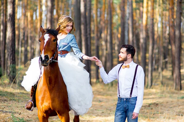 Bröllop i lantlig stil i skogen — Stockfoto