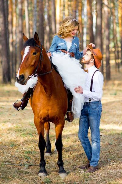 Wesele w stylu wiejskim w lesie — Zdjęcie stockowe