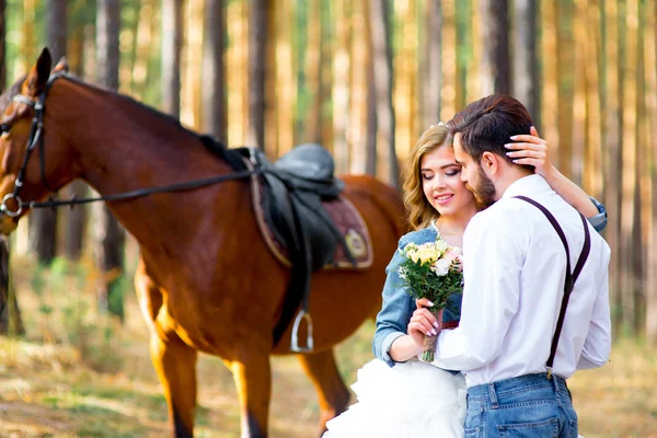 Весілля в стилі кантрі в лісі — стокове фото