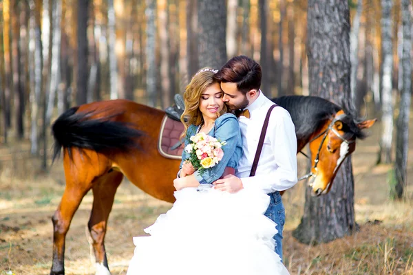 Свадьба в деревенском стиле в лесу — стоковое фото