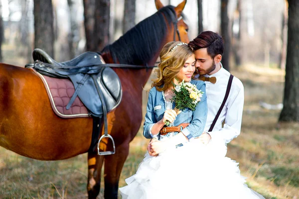 Bröllop i lantlig stil i skogen — Stockfoto