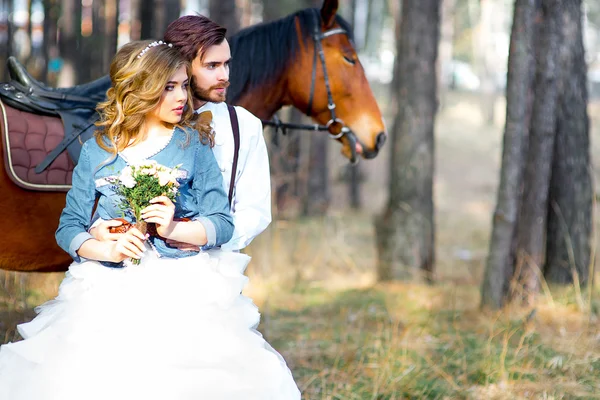 Bröllop i lantlig stil i skogen — Stockfoto