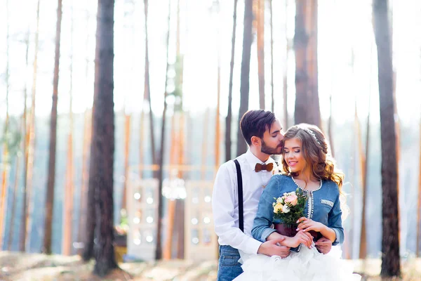 Bröllop i lantlig stil i skogen — Stockfoto
